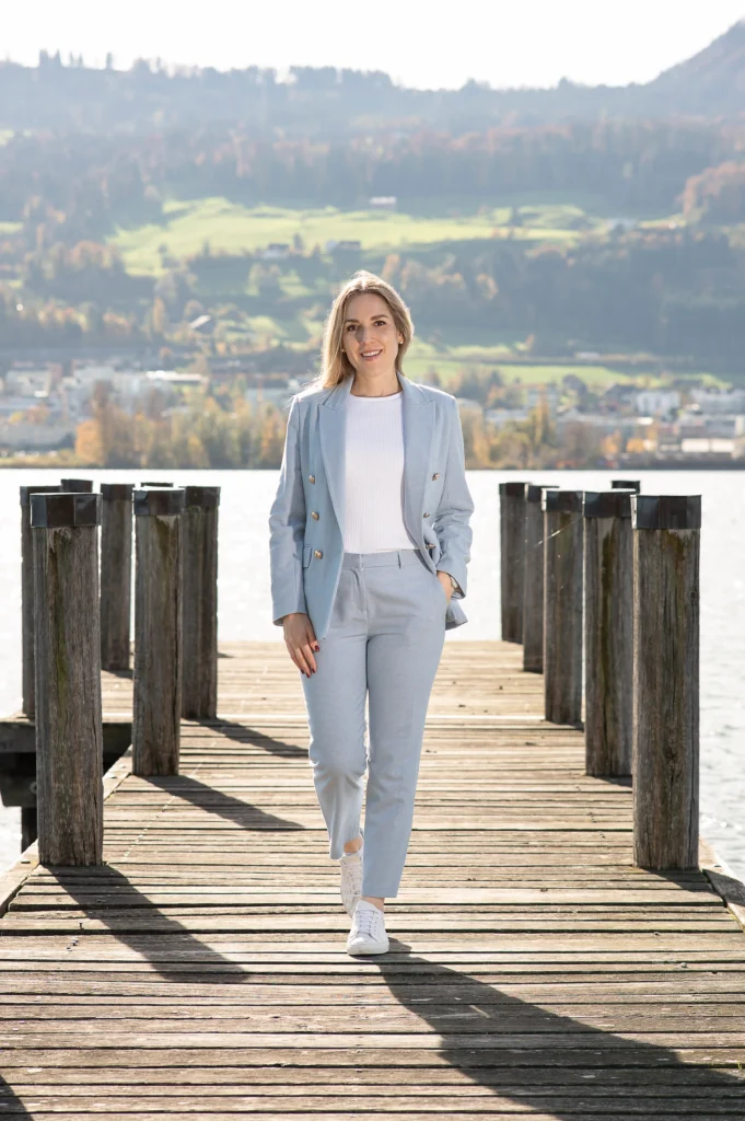 Livia Steiner auf Holzsteg